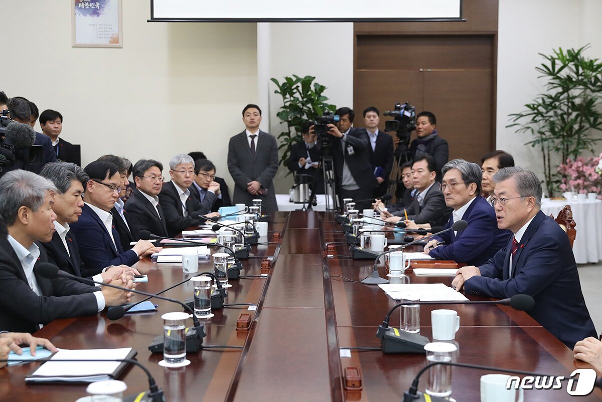 본문 이미지 - 문재인 대통령이 청와대 여민관에서 수석보좌관 회의를 주재하고 있다. (청와대 제공) 2019.1.14/뉴스1