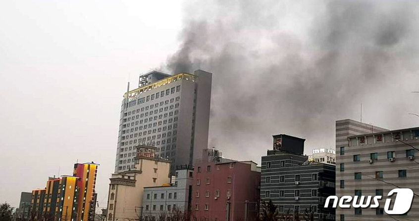 (천안=뉴스1)  = 14일 오후 4시 56분께 충남 천안시 서북구 쌍용동 라마다앙코르 호텔에서 불이 나 소방대원들이 화재진압을 하고 있다. 현재 소방당국은 대응 2단계를 발령하고 …