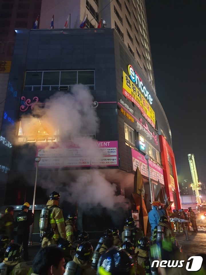 (천안=뉴스1) 김아영 기자 = 14일 오후 4시 56분께 충남 천안시 서북구 쌍용동 라마다앙코르 호텔에서 불이 나 소방대원들이 화재진압을 하고 있다. 현재 소방당국은 대응 2단계 …