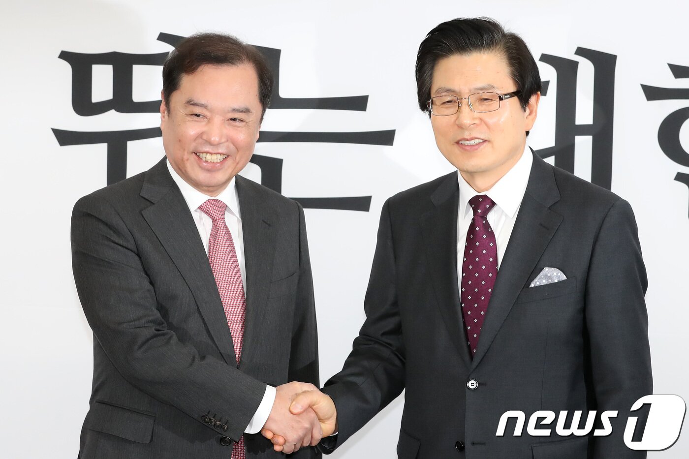 본문 이미지 - 황교안 전 국무총리가 지난 15일 오전 서울 여의도 국회에서 열린 자유한국당 입당식에서 김병준 비상대책위원장과 악수를 하고 있다.  ⓒ News1 임세영 기자