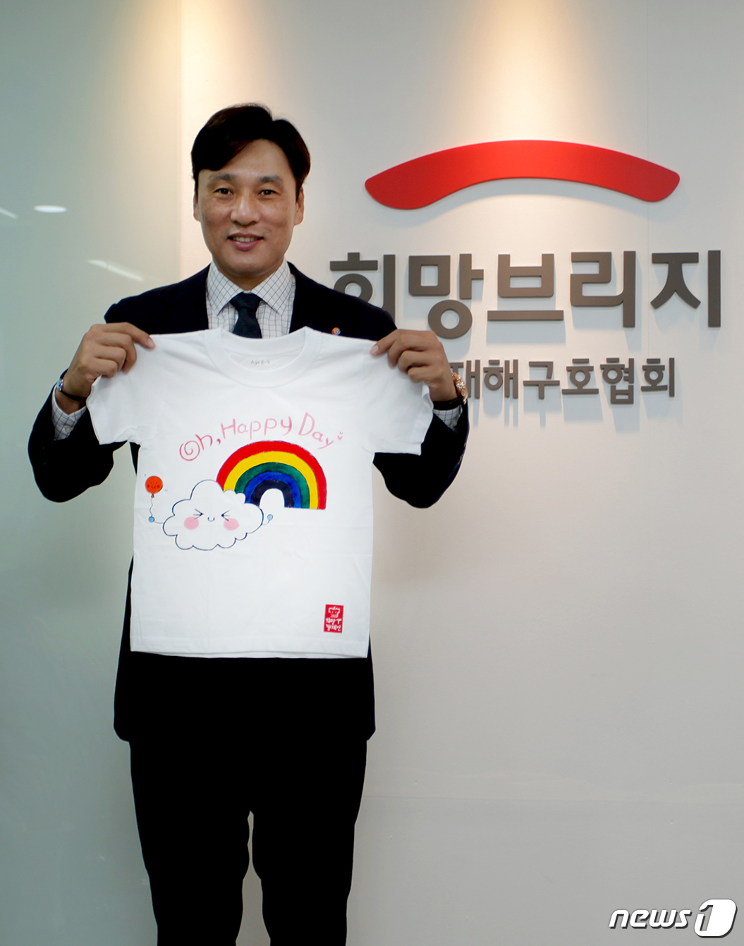 (서울=뉴스1) = 15일 오전 서울 마포구 전국재해구호협회 회관에서 희망브리지 희망대사로 위촉된 이승엽이 기후난민 어린이 살리기 '희망T캠페인' 참여를 독려하고 있다.이승엽은 갑 …