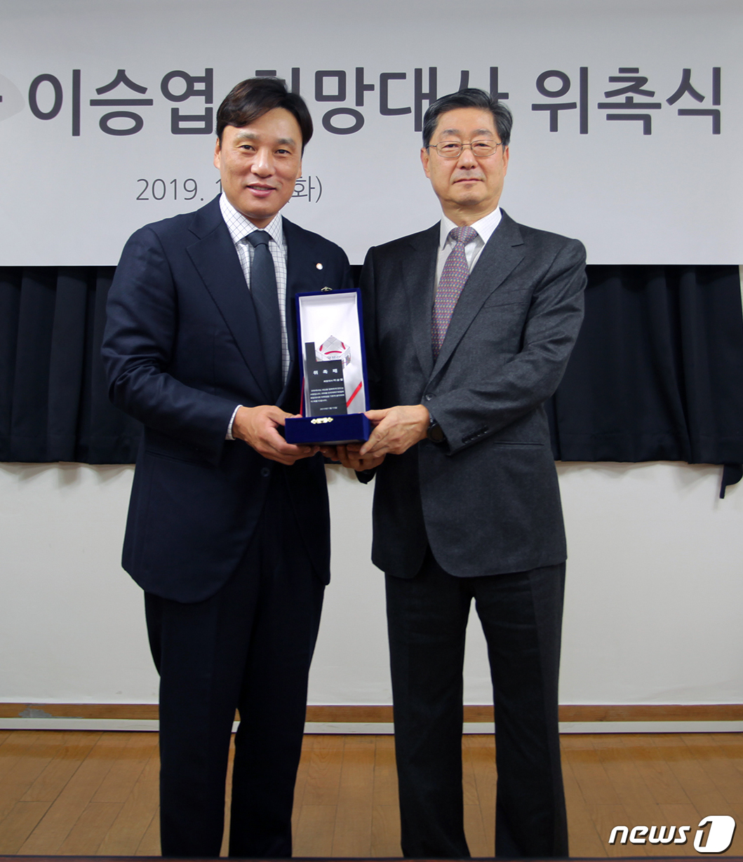 (서울=뉴스1) = 15일 오전 서울 마포구 전국재해구호협회 회관에서 이승엽이 희망대사로 위촉된 후 기념촬영을 하고 있다.이승엽은 갑작스러운 재난‧재해 피해로 인해 도움의 손길이 …