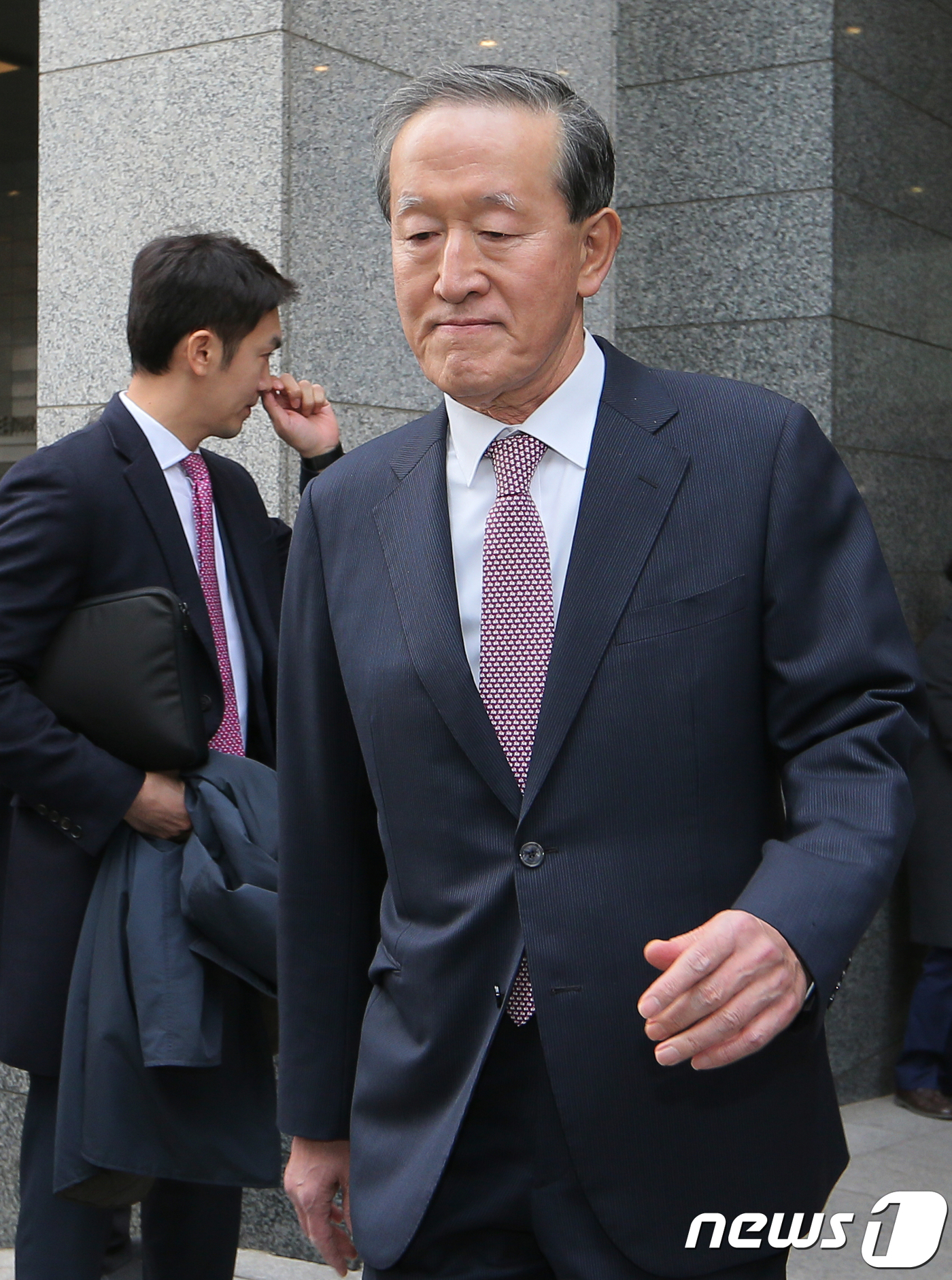 (서울=뉴스1) 박세연 기자 = 허창수 GS 회장이 15일 청와대 영빈관에서 열리는 '2019 기업인과의 대화'에 참석하기 위해 대한상공회의소에서 청와대로 향하는 버스로 이동하고 …