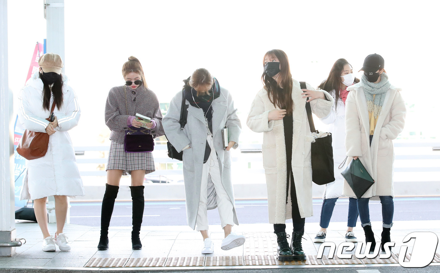 (인천공항=뉴스1) 권현진 기자 = 오마이걸 아린(왼쪽부터), 유아, 미미, 승희, 지호, 비니가 콘서트 참석 차 16일 오전 인천국제공항을 통해 미국으로 출국하고 있다. 2019 …