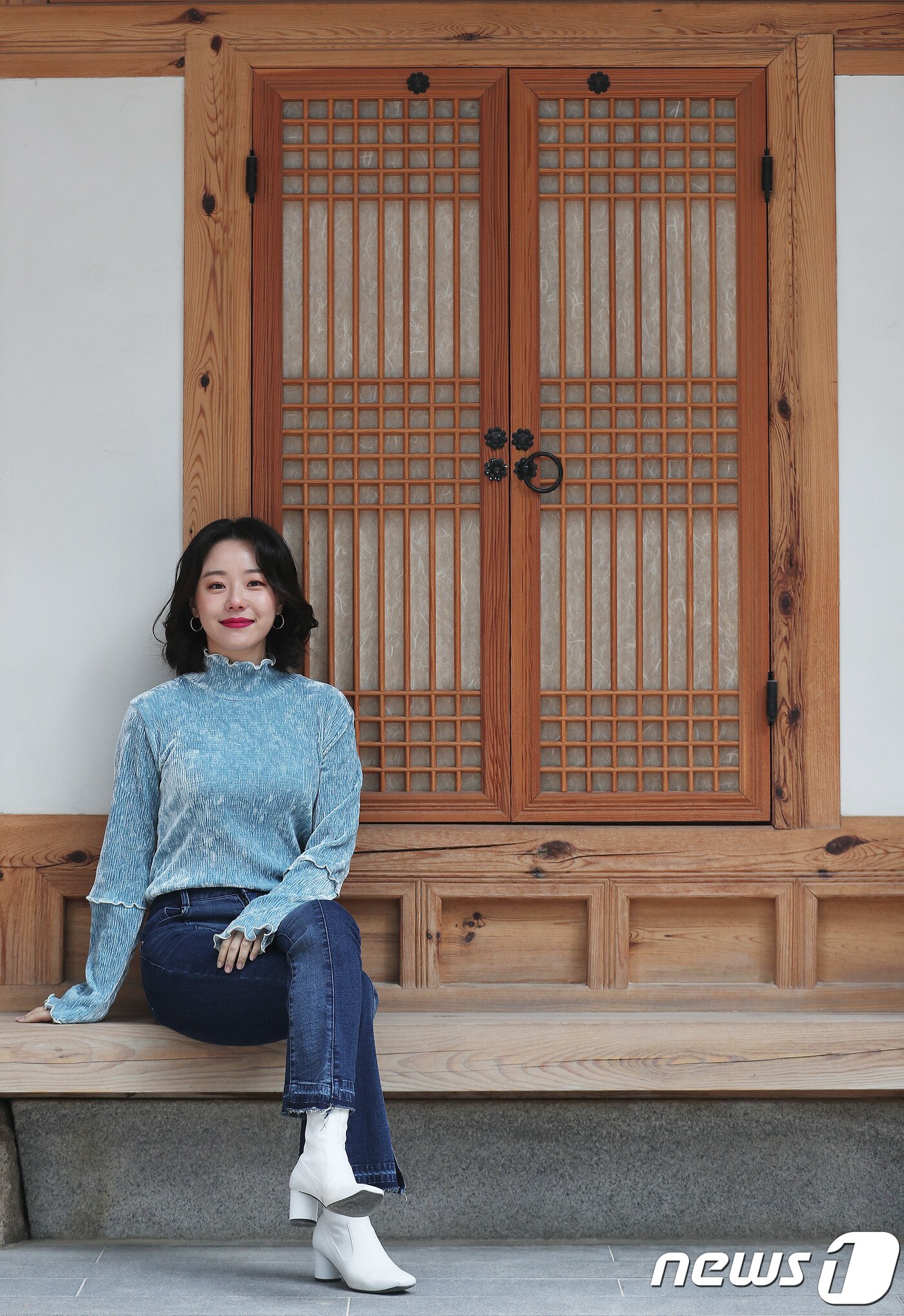 본문 이미지 - 드라마 알함브라 궁전의 추억에 출연한 배우 이시원이 뉴스1과 인터뷰를 하기 전 포즈를 취하고 있다. /뉴스1 ⓒ News1 이재명 기자