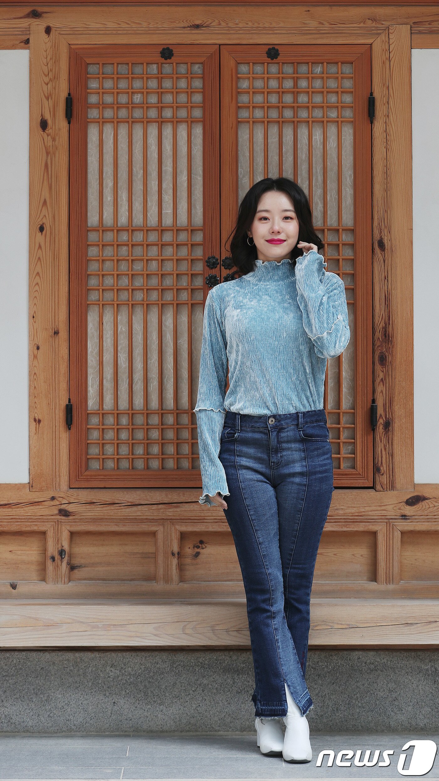 본문 이미지 - 드라마 알함브라 궁전의 추억에 출연한 배우 이시원이 뉴스1과 인터뷰를 하기 전 포즈를 취하고 있다. /뉴스1 ⓒ News1 이재명 기자