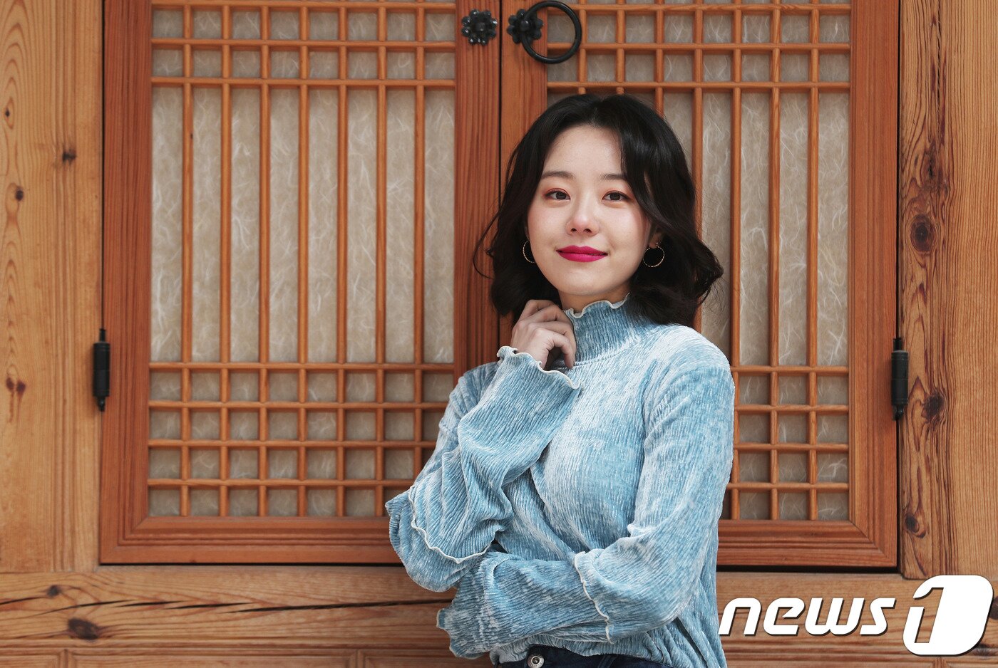 본문 이미지 - 드라마 알함브라 궁전의 추억에 출연한 배우 이시원이 뉴스1과 인터뷰를 하기 전 포즈를 취하고 있다. /뉴스1 ⓒ News1 이재명 기자