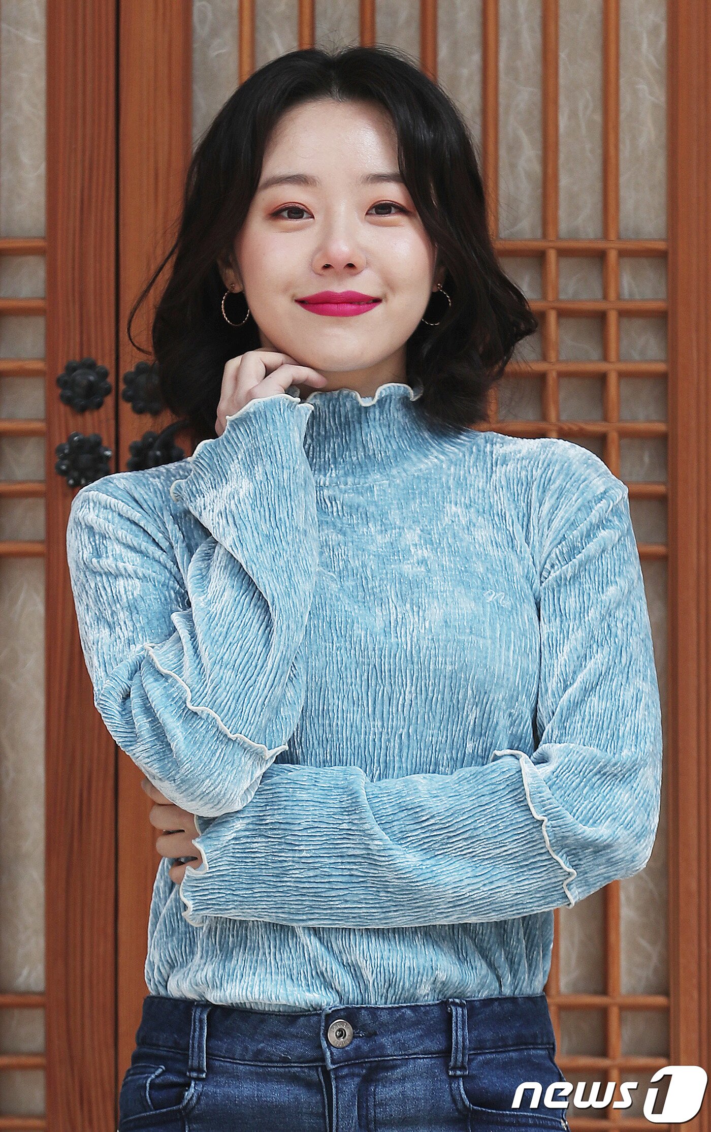 본문 이미지 - 드라마 알함브라 궁전의 추억에 출연한 배우 이시원이 뉴스1과 인터뷰를 하기 전 포즈를 취하고 있다. /뉴스1 ⓒ News1 이재명 기자