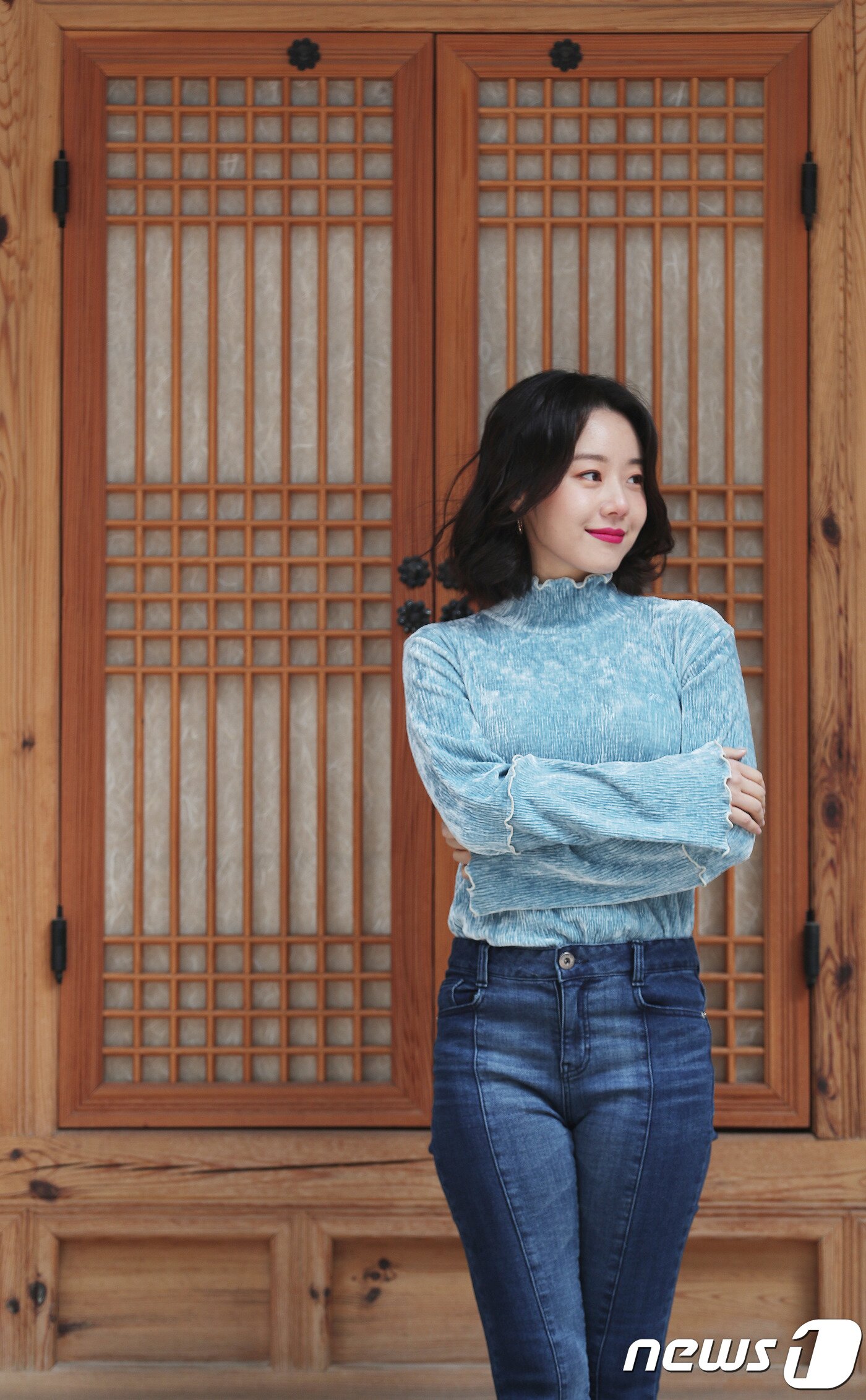 본문 이미지 - 드라마 알함브라 궁전의 추억에 출연한 배우 이시원이 뉴스1과 인터뷰를 하기 전 포즈를 취하고 있다. /뉴스1 ⓒ News1 이재명 기자