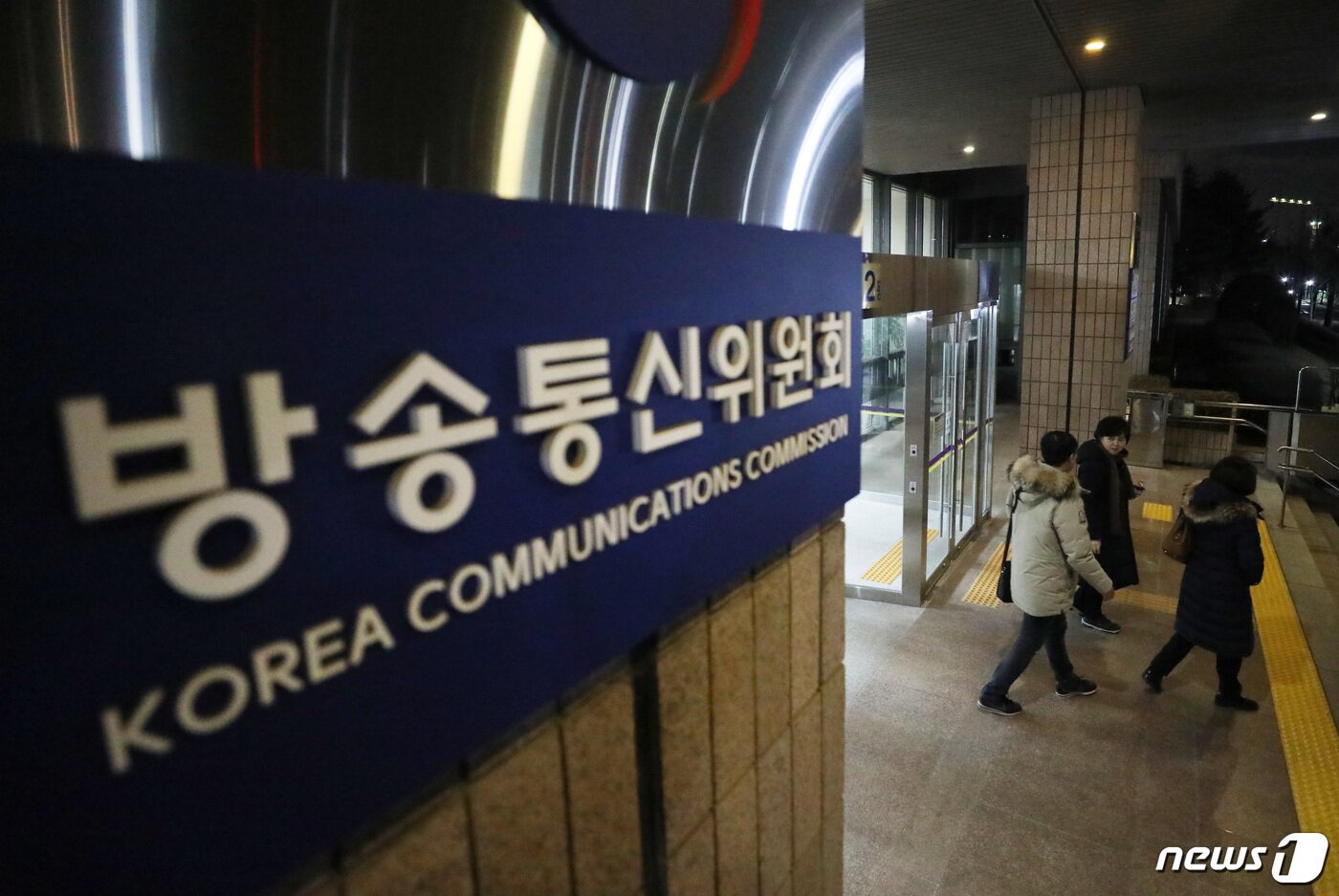 본문 이미지 - 방송통신위원회 인터넷윤리팀 관계자는 &#34;현행 n번방법상 &#39;성착취물&#39;은 화상이나 영상 등의 형태로 된 것을 말한다고 돼있다&#34;며 &#34;텍스트나 음성의 형태라면 &#40;n번방법에서 말하는&#41; 성착취물에 포함된다고 명확히 말할 수는 없다&#34;고 신중한 입장을 취했다. 2019.1.16/뉴스1 ⓒ News1 오장환 기자