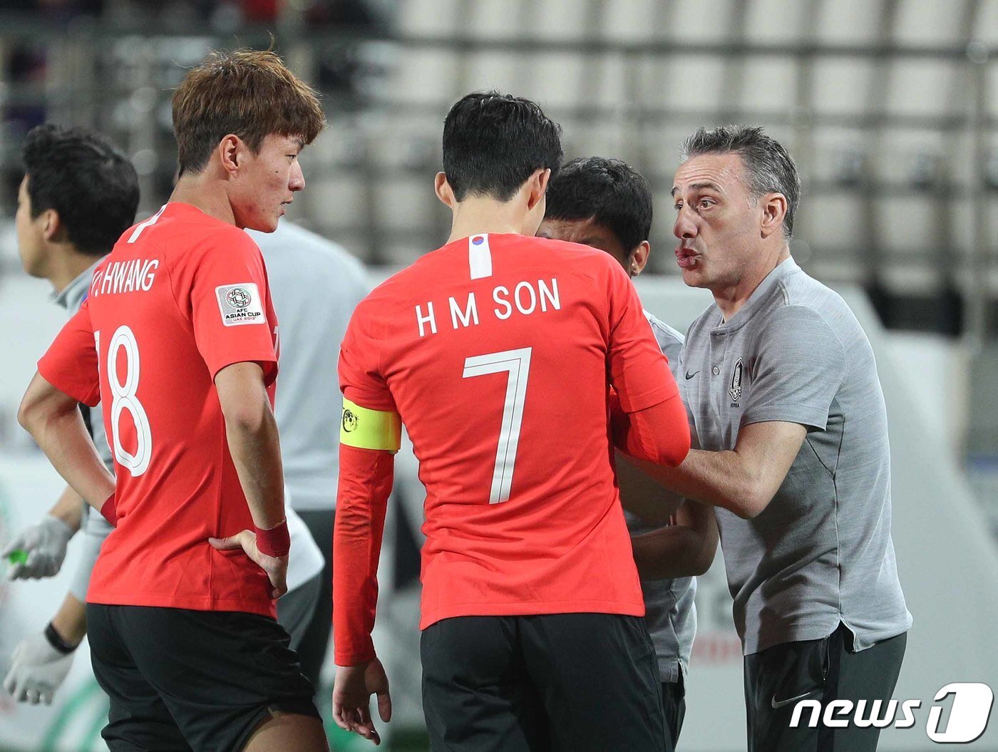 본문 이미지 - 파울루 벤투 대한민국 축구대표팀 감독이 16일 오후(현지시간) 아랍에미리트연합(UAE) 아부다비 알냐얀 스타디움에서 열린 2019 아시아축구연맹(AFC) 아시안컵 C조 조별리그 3차전 대한민국과 중국의 경기에서 손흥민, 황의조에게 작전지시를 하고 있다. 2019.1.16/뉴스1 ⓒ News1 신웅수 기자