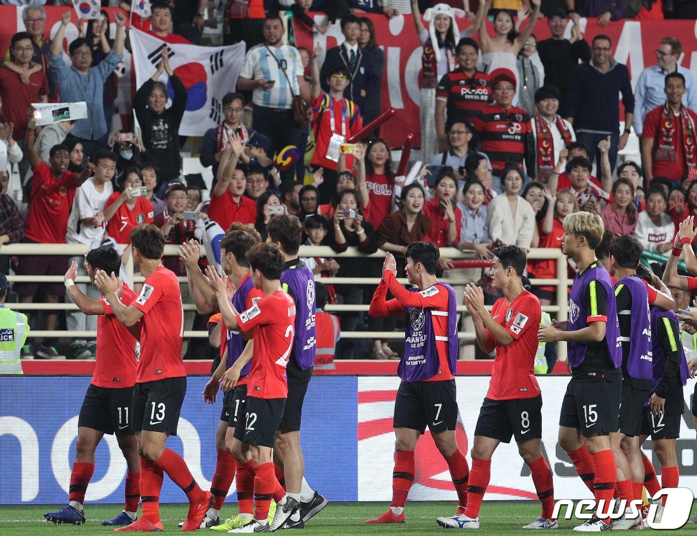 본문 이미지 - 손흥민을 비롯한 대한민국 축구대표팀 선수들이 16일 오후(현지시간) 아랍에미리트연합(UAE) 아부다비 알냐얀 스타디움에서 열린 2019 아시아축구연맹(AFC) 아시안컵 C조 조별리그 3차전 대한민국과 중국의 경기에서 2대 0으로 승리한 후 응원단에게 인사하고 있다. 2019.1.17/뉴스1 ⓒ News1 신웅수 기자