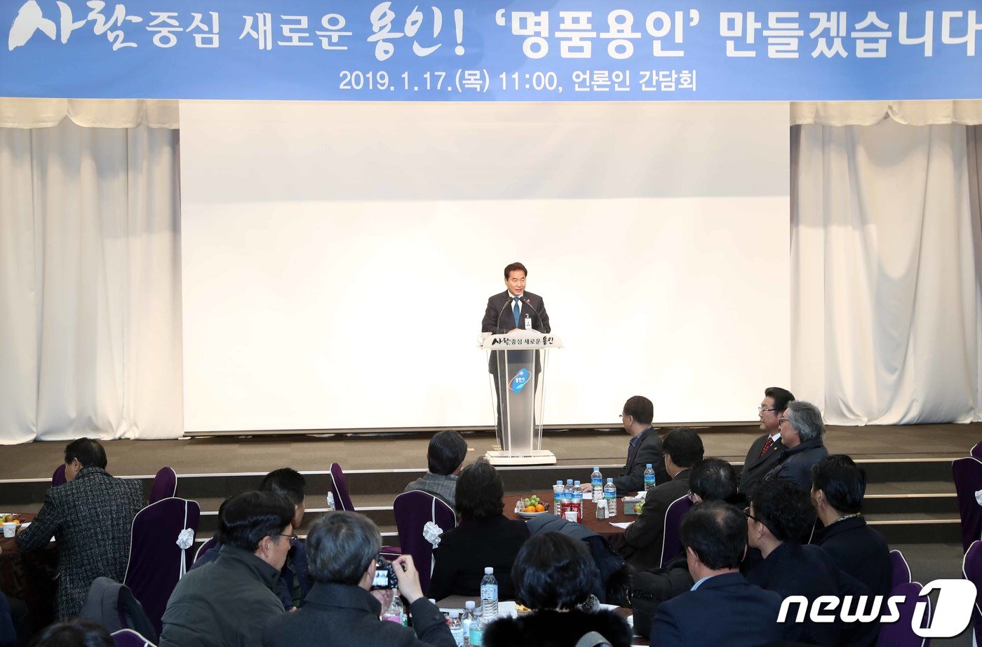 본문 이미지 - 백군기 용인시장이 기자간담회에서 반도체 클러스터 유치, 플랫폼시티 조성 등 올해 중요 시정계획을 발표하고 있다.(용인시 제공) ⓒ News1 김평석 기자