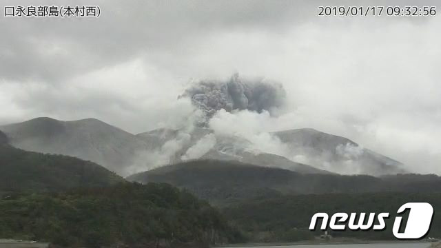 (구치노에라부섬 로이터=뉴스1) 우동명 기자 = 17일(현지시간) 가고시마 현 구치노에라부섬 화산이 폭발해 화산재가 솟아오르는 모습을 일본 기상청 감시 카메라사진이 보여주고 있다. …