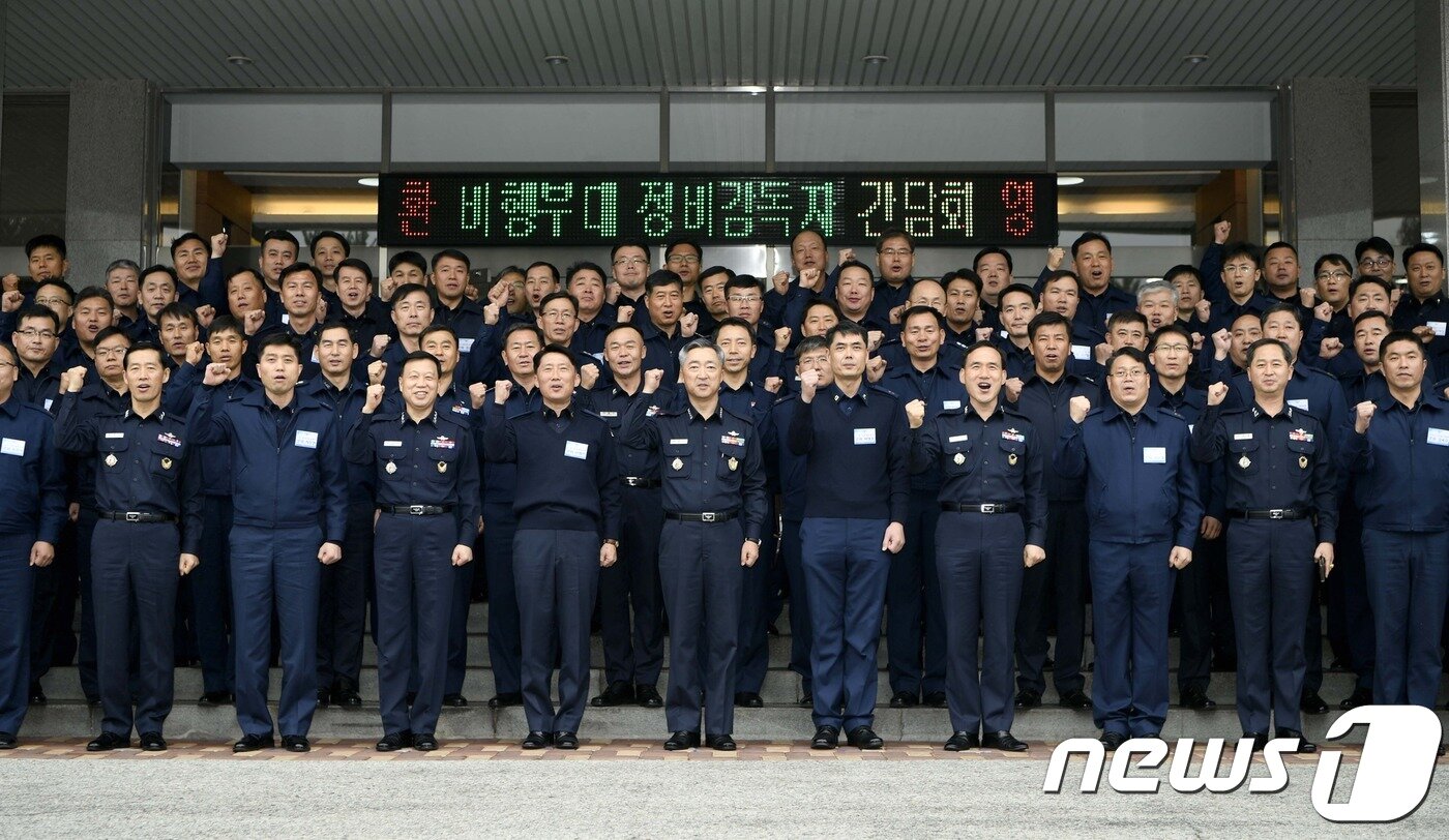 본문 이미지 - 이왕근 공군참모총장이 비행부대 정비감독자들과 기념사진을 촬영하고 있다.(공군 제공)ⓒ News1