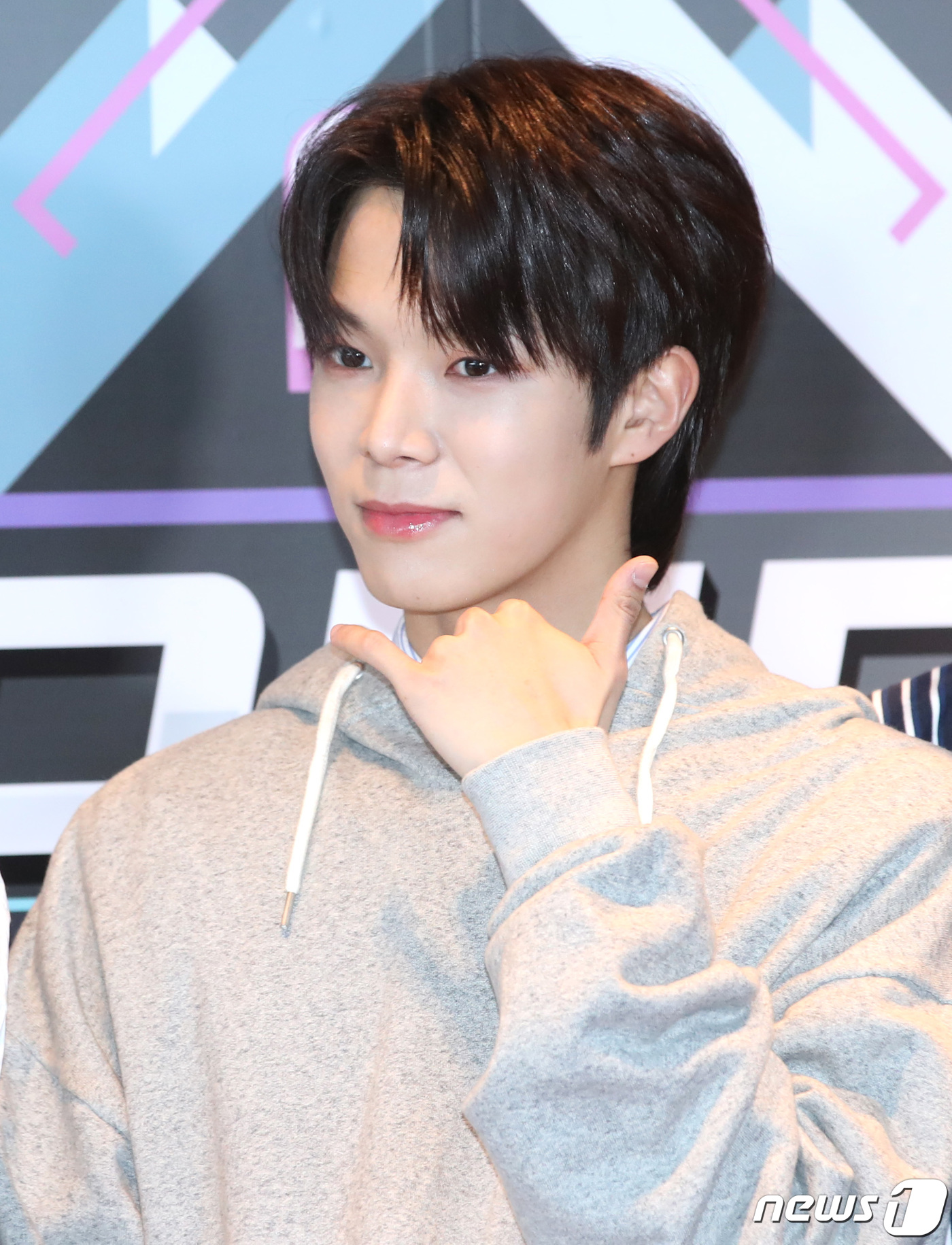 (서울=뉴스1) 권현진 기자 = 베리베리 동헌이 17일 오후 서울 마포구 CJ E&M센터에서 열린 Mnet ‘엠카운트다운’ 리허설에 참석해 포즈를 취하고 있다. 2019.1.17. …