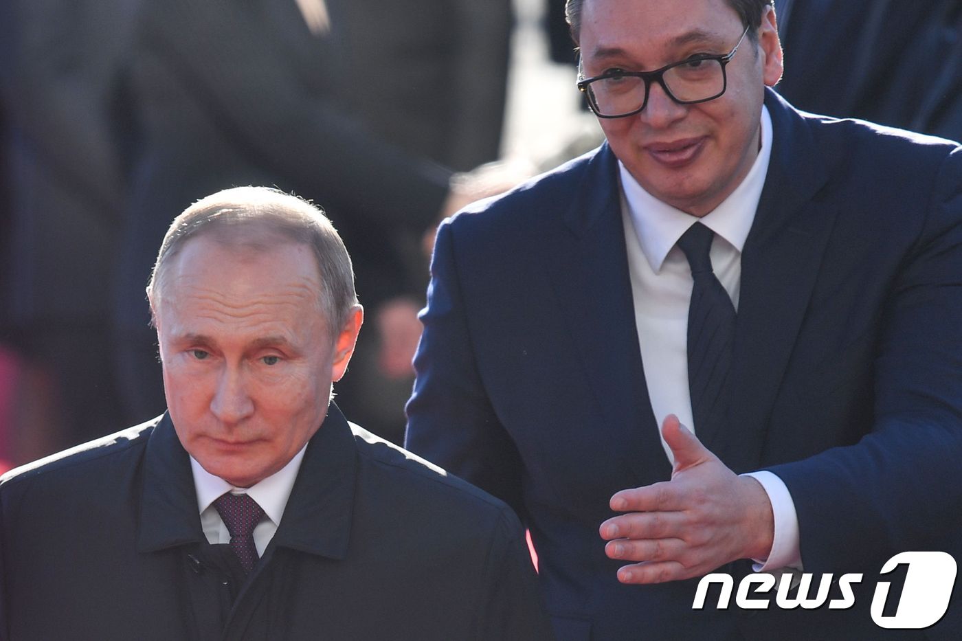 (베오그라드 AFP=뉴스1) 우동명 기자 = 알렉산다르 부치치  세르비아 대통령이 17일 (현지시간) 베오그라드에서 블라디미르 푸틴 러시아 대통령을 환영식장으로 안내하고 있다.ⓒ …