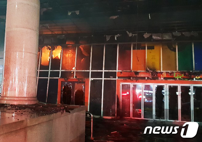 (인천=뉴스1) 정진욱 기자 = 17일 오후 6시26분쯤 인천시 미추홀구 관교동 인천순복음교회 지하주차장 진입로에서 화재가 발생했다.(인천소방본부 제공)2019.1.18/뉴스1