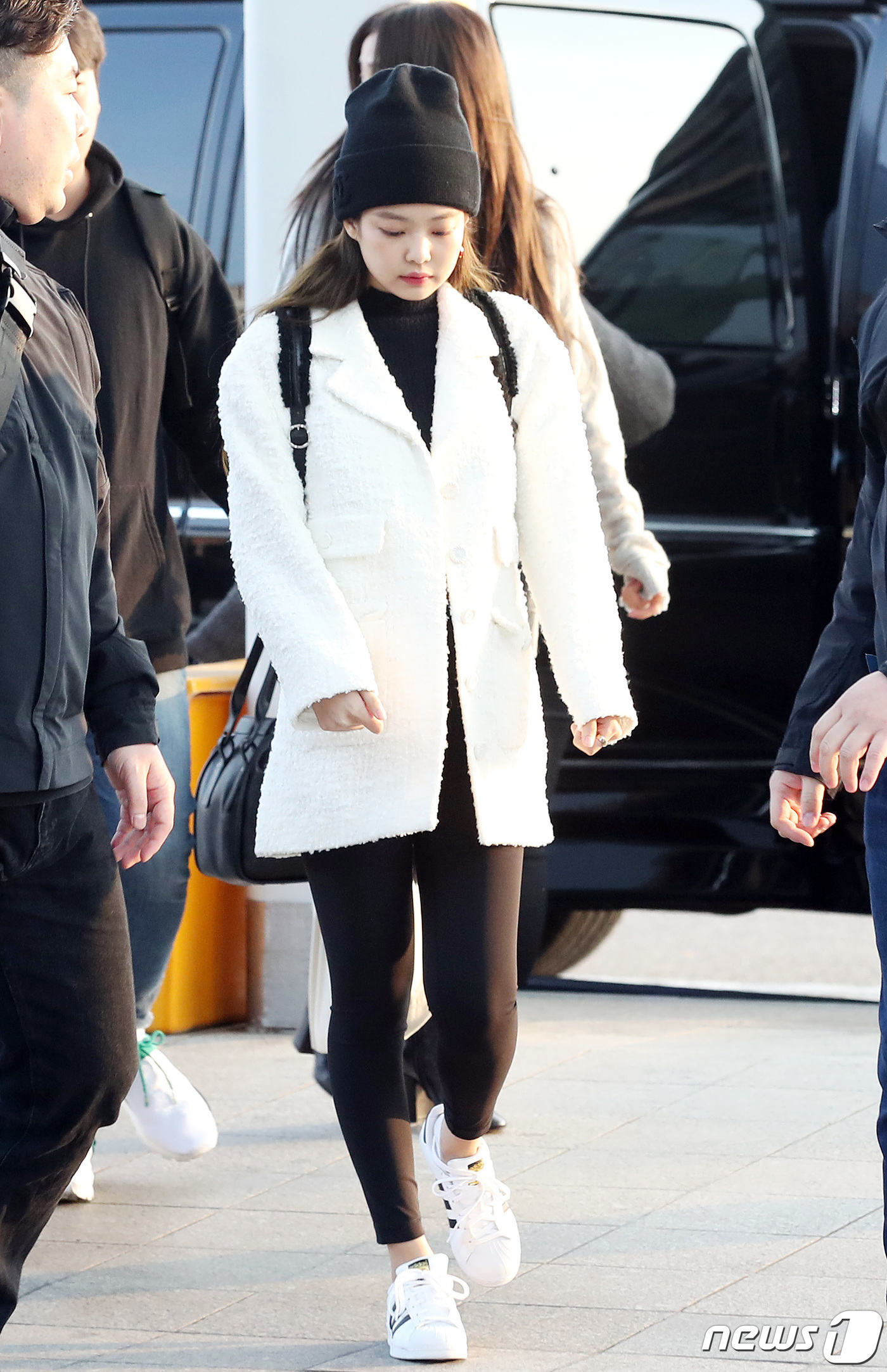(인천공항=뉴스1) 권현진 기자 = 블랙핑크 제니가 월드투어차 18일 오후 인천국제공항을 통해 인도네시아 자카르타로 출국하고 있다. 2019.1.18./뉴스1