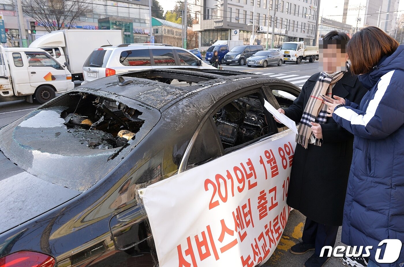본문 이미지 - 차량화재 원인규명과 사과를 요구하며 1인 시위를 벌인 벤츠 차주 서모씨(37)가 지난 17일 광주 서구 화정동 메르세데스-벤츠 서비스센터에서 뉴스1 기자와 인터뷰를 하고 있다. 서씨는 지난 8일 주행 중 화재가 발생해 전소된 자신의 S600차량을 세워두고 16일부터 센터측을 상대로 1인시위를 하고 있다. 이에 센터측은 서씨를 업무방해로 고소했다. 2019.1.18/뉴스1 ⓒ News1 허단비 기자
