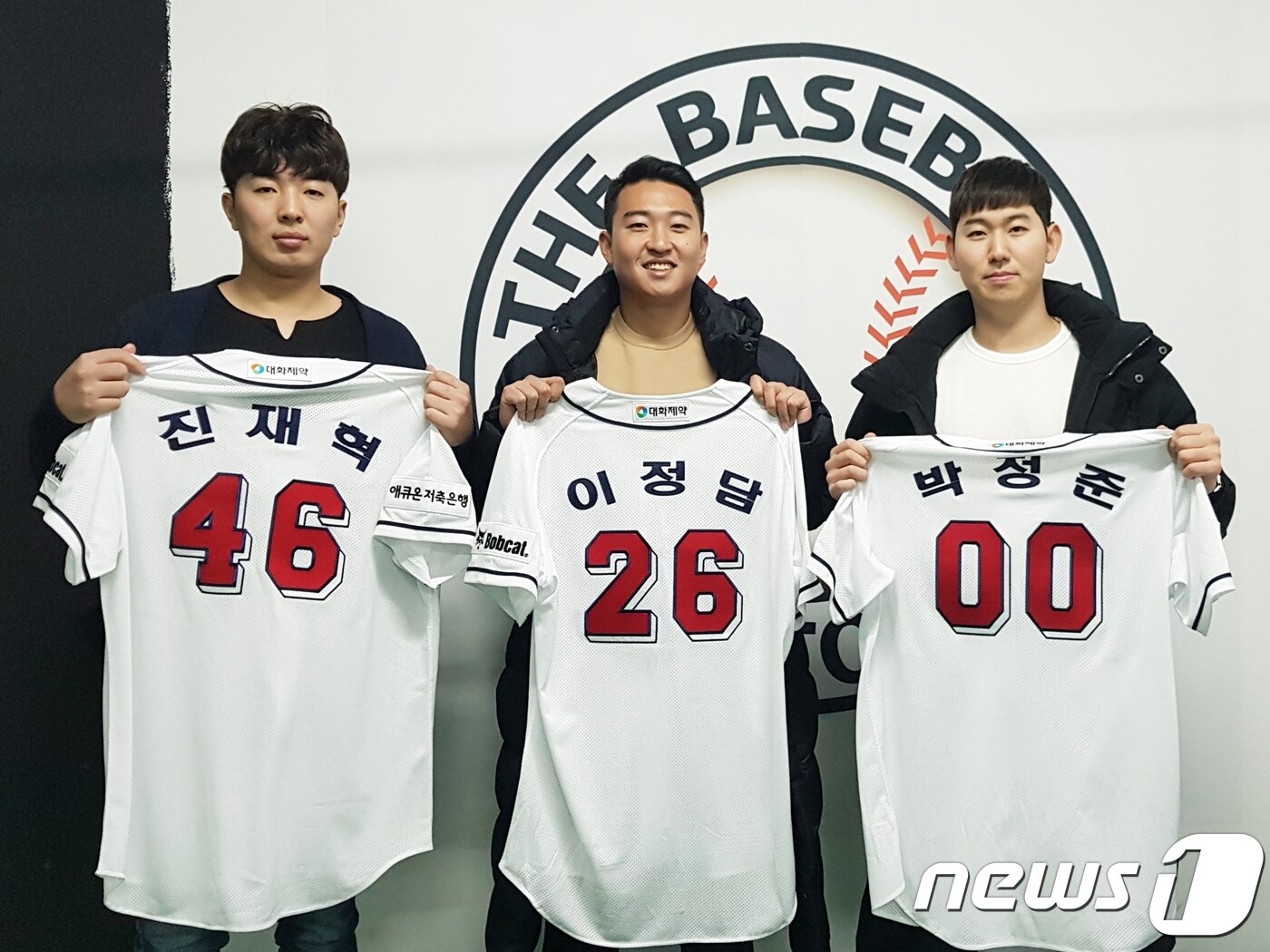 본문 이미지 - 소속팀에서 방출된 뒤 두산 베어스에 육성선수로 입단한 이정담(28), 박정준(27), 진재혁(24). 이들 중 박정준이 가장 먼저 1군 마운드를 밟았다. (더베이스볼팩토리 제공) ⓒ 뉴스1 DB