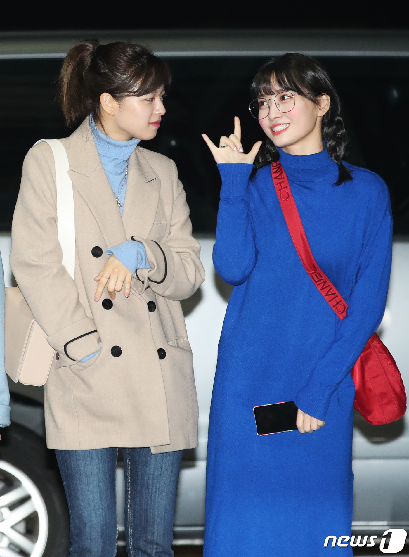 (인천공항=뉴스1) 권현진 기자 = 트와이스 정연, 모모(오른쪽)가 ‘뮤직뱅크’ 촬영차 18일 오후 인천국제공항을 통해 홍콩으로 출국하고 있다. 2019.1.18/뉴스1