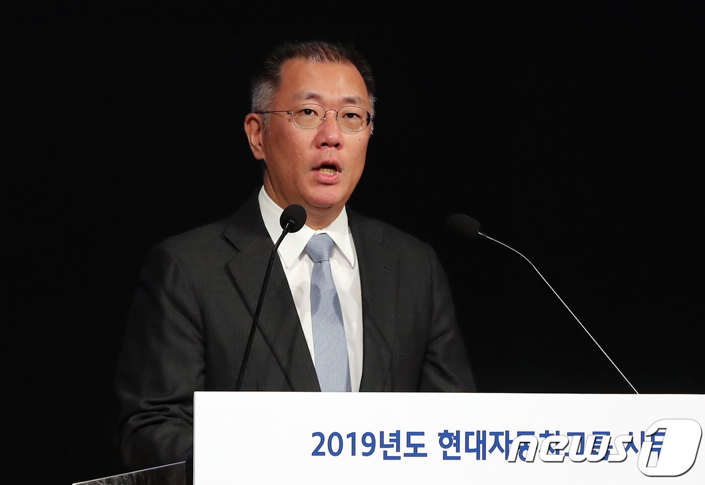 본문 이미지 - 정의선 현대자동차그룹 수석부회장이 2일 오전 서울 서초구 현대차 본사에서 열린 2019 시무식에서 신년사를 하고 있다. 2019.1.2/뉴스1 ⓒ News1 구윤성 기자