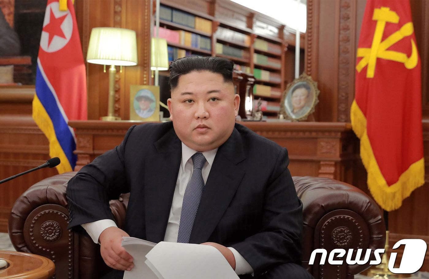 본문 이미지 - 김정은 북한 국무위원장이 1일 (현지시간) 평양 노동당 중앙위원회 청사에서 예전과 달리 이례적으로 소파에 앉아 신년사를 발표하고 있다. 김정은 위원장은 신년사에서 "북남 사이 협력과 교류를 전면적으로 확대 발전시켜 민족적 화해와 단합을 공고히 하여야 한다＂며 ＂전제조건 없이 개성공업지구와 금강산 관광을 재개할 용의가 있다＂고 말했다. ⓒ AFP=뉴스1 ⓒ News1 우동명 기자