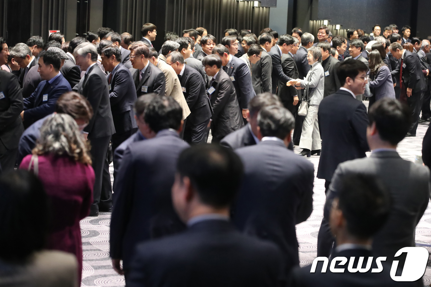 (제주=뉴스1) 이석형 기자 = 2일 제주시 삼도동 라마다플라자제주 호텔에서 열린 ‘2019년도 제주도민신년인사회’에서 참석자들이 덕담을 나누고 있다.2019.1.2/뉴스1