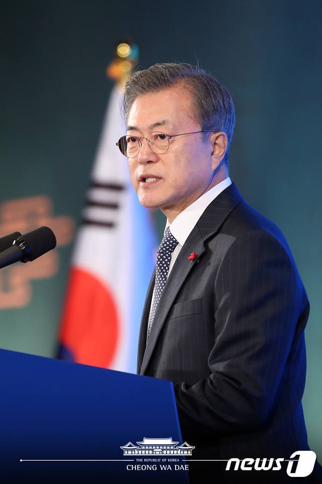 본문 이미지 - 문재인 대통령이 2일 오전 서울 여의도 중소기업중앙회에서 '더! 잘사는, 안전한, 평화로운 대한민국'을 주제로 열린 2019년 신년회에서 신년사를 하고 있다. (청와대 페이스북) 2019.1.2/뉴스1