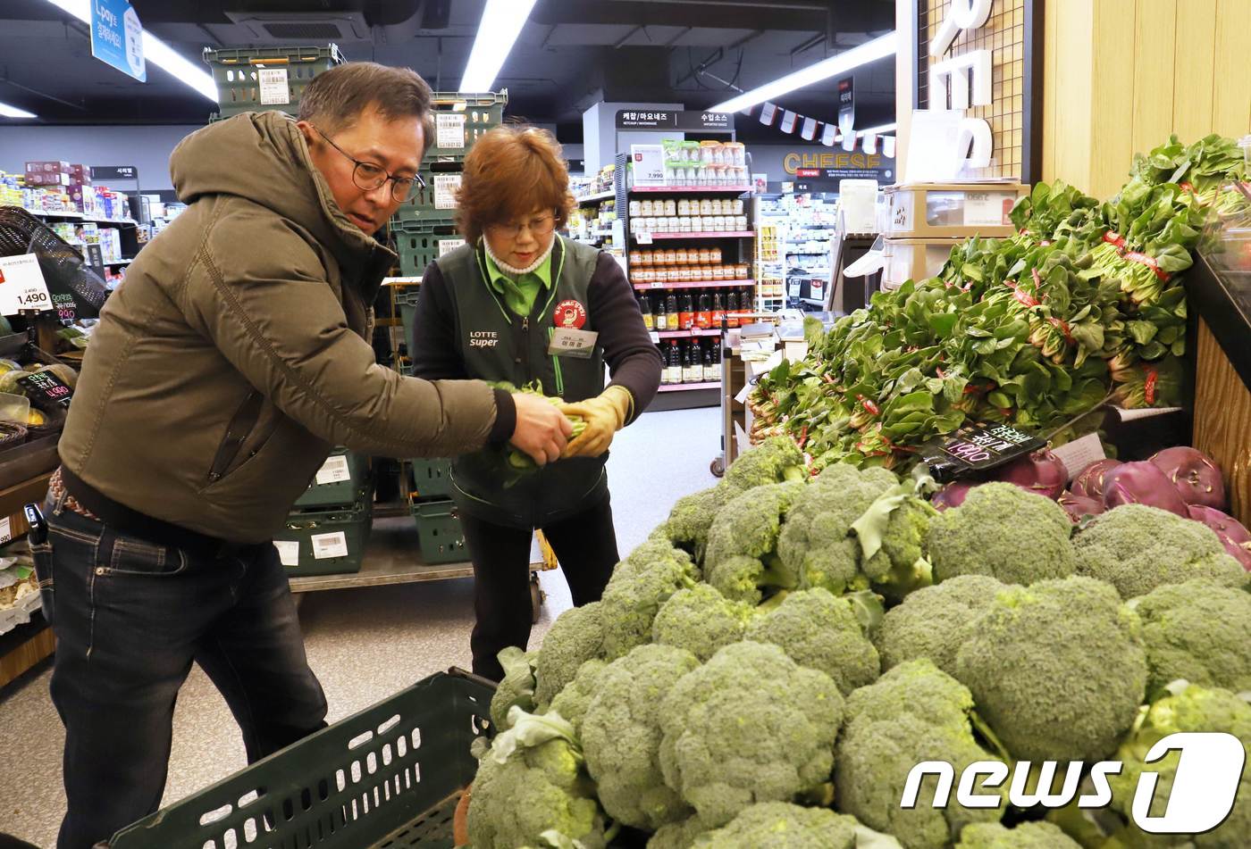 (서울=뉴스1) = 강종현 롯데슈퍼 대표가 2일 오전 롯데슈퍼 전농점을 방문해 현장에서 직원들과 진열 작업을 하고 있다.이번 시무식은 강종현 대표와 임원들이 롯데슈퍼 전농점과 용인 …