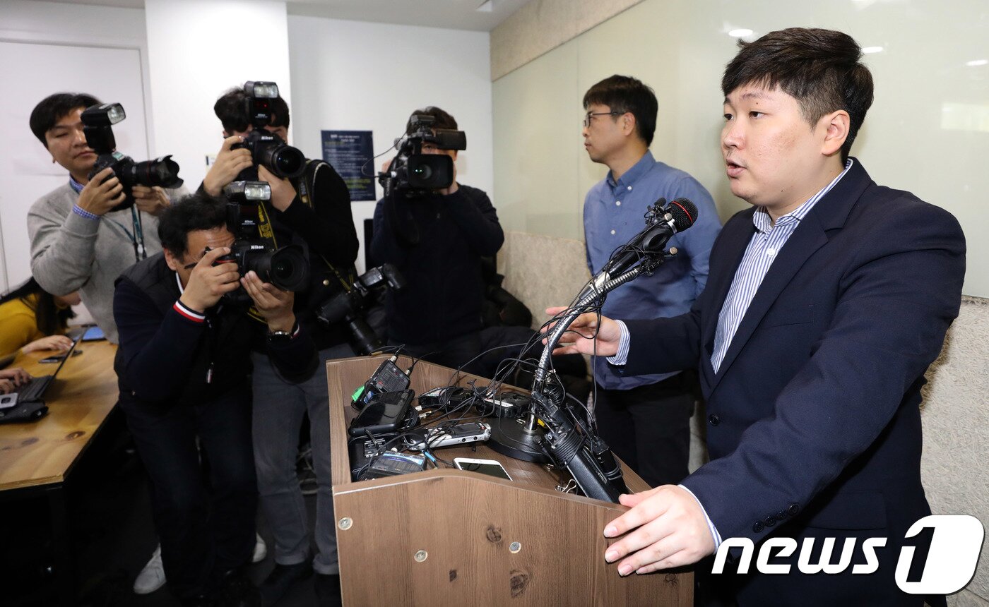 본문 이미지 - 신재민 전 기획재정부 사무관이 2일 오후 서울 강남구 역삼동의 한 빌딩에서 입장을 밝히고 있다. 신 전 사무관은 최근 자신의 유튜브를 통해 KT&G 사장 교체에 청와대가 개입했다는 문건을 입수했고 이를 언론사에 제보했다고 밝혔다. 또 청와대가 기재부에 4조원 규모의 적자국채를 추가 발행하라고 강압적으로 지시했다고 폭로했다. 그는 지난 2014년부터 기재부에서 근무하며 국고금 관리 총괄 등의 업무를 담당했으며 지난해 7월 공직을 떠났다. 2019.1.2/뉴스1 ⓒ News1 이재명 기자