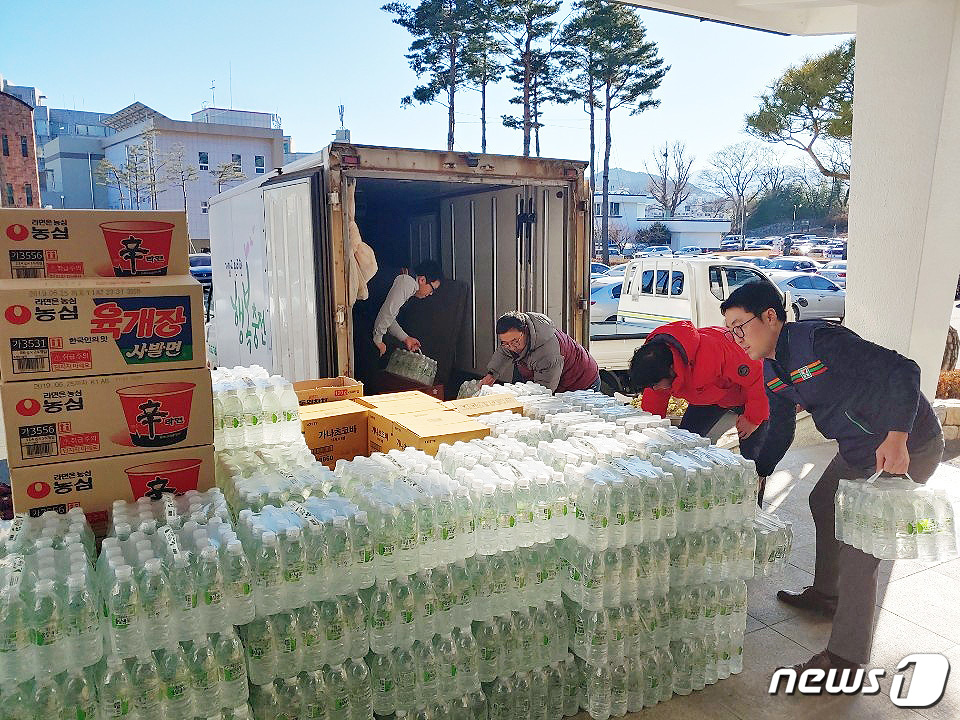 (서울=뉴스1) = 희망브리지 전국재해구호협회 관계자들이 2일 기해년 첫날 발생한 강원도 양양 산불 임시대피소에 지원할 구호물품을 정리하고 있다.희망브리지는 이날 식품류 11,97 …