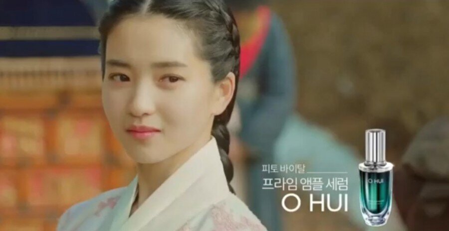 본문 이미지 - 지난해 방영한 tvN드라마 '미스터션사인' 에서 김태리(고애신 역)와 함께  '오휘 프라임 어드밴서 앰플세럼'이 가상 광고로 노출되고 있다.ⓒ News1ⓒ