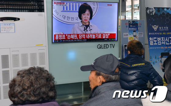 손혜원 기자회견 보는 목포 시민들