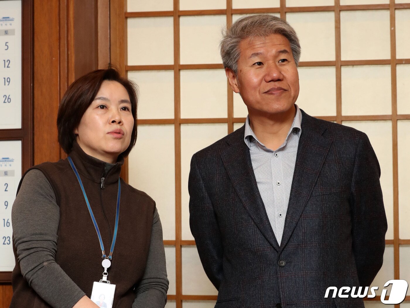 본문 이미지 - 유송화 춘추관장(왼쪽)과 김수현 전 정책실장. 2019.1.20/뉴스1 ⓒ News1 박세연 기자