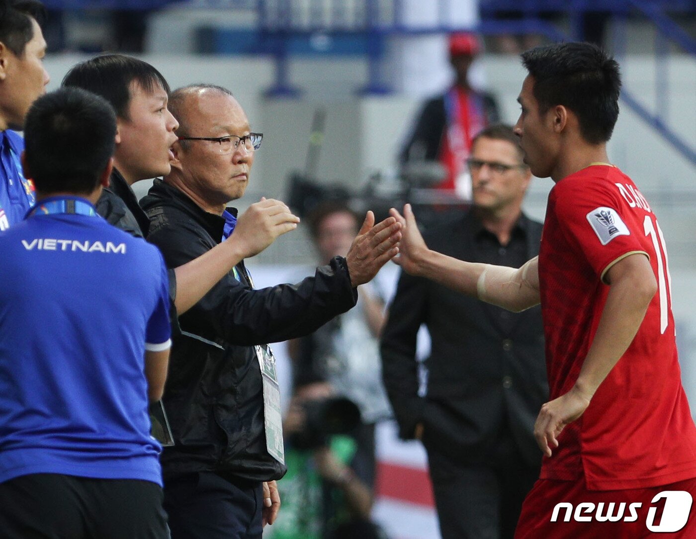 본문 이미지 - 박항서 베트남 축구대표팀 감독이 20일 오후(현지시간) 아랍에미리트연합(UAE) 두바이 알 막툼 스타디움에서 열린 2019 아시아축구연맹(AFC) 아시안컵 16강 베트남과 요르단의 경기에서 응우옌 콩 푸엉의 동점골이 터진 후 선수들과 하이파이브를 하고 있다. 2019.1.20/뉴스1 ⓒ News1 신웅수 기자