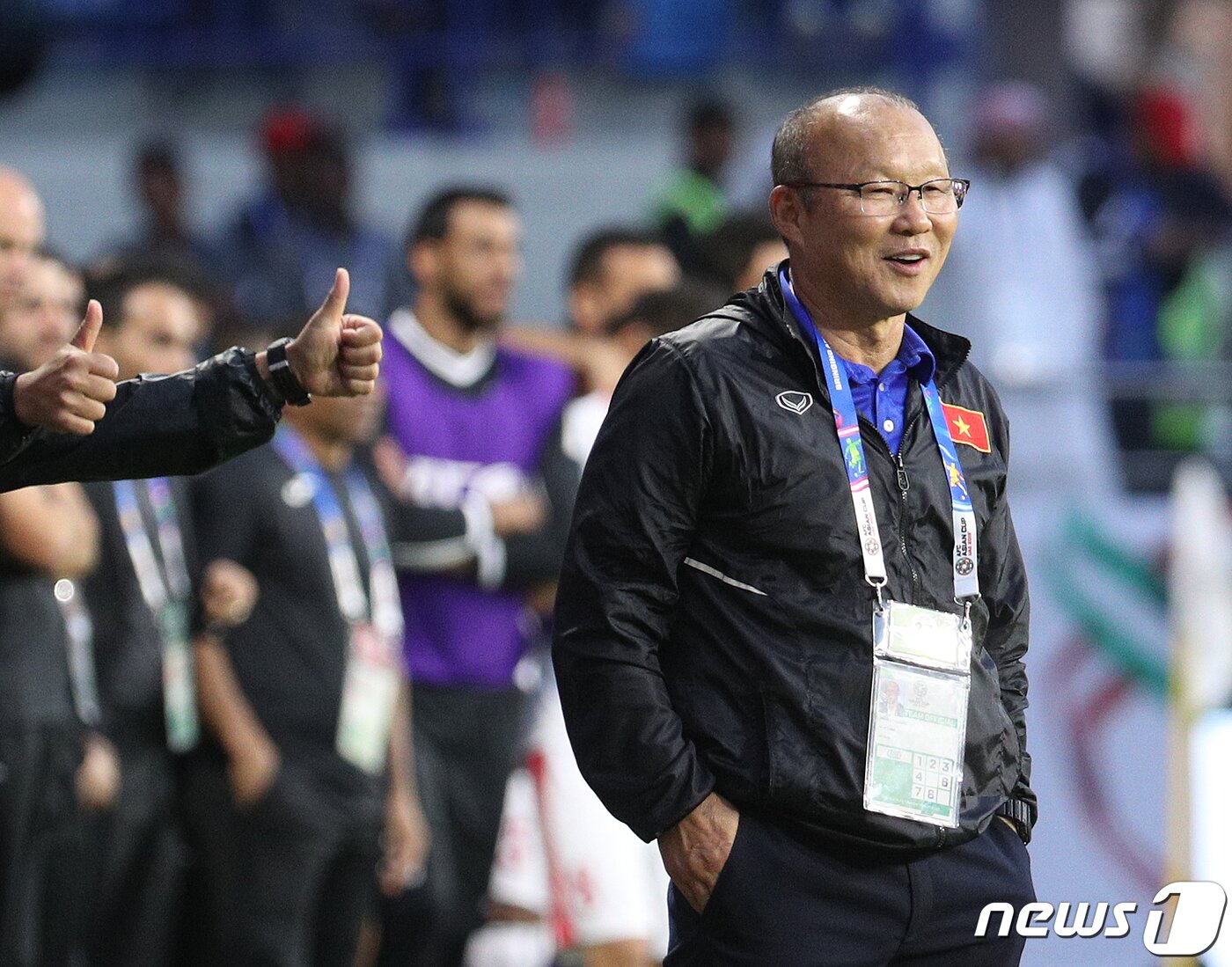 본문 이미지 - 박항서 베트남 축구대표팀 감독이 20일 오후(현지시간) 아랍에미리트연합(UAE) 두바이 알 막툼 스타디움에서 열린 2019 아시아축구연맹(AFC) 아시안컵 16강 베트남과 요르단의 경기에서 승부차기를 바라보고 있다. ⓒ News1 신웅수 기자