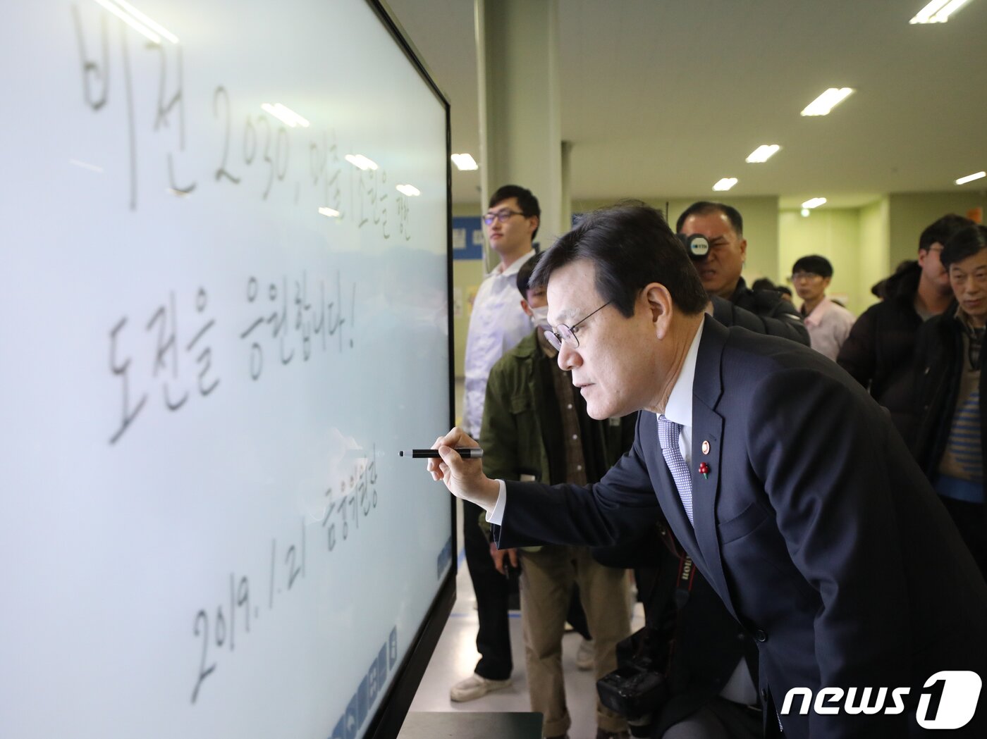 본문 이미지 - 최종구 금융위원장이 21일 경기 김포시 양촌읍의 비상장 중소기업인 아하정보통신 사옥을 방문해 터치스크린에 방명록을 작성하고 있다. 2019.1.21/뉴스1 ⓒ News1 허경 기자