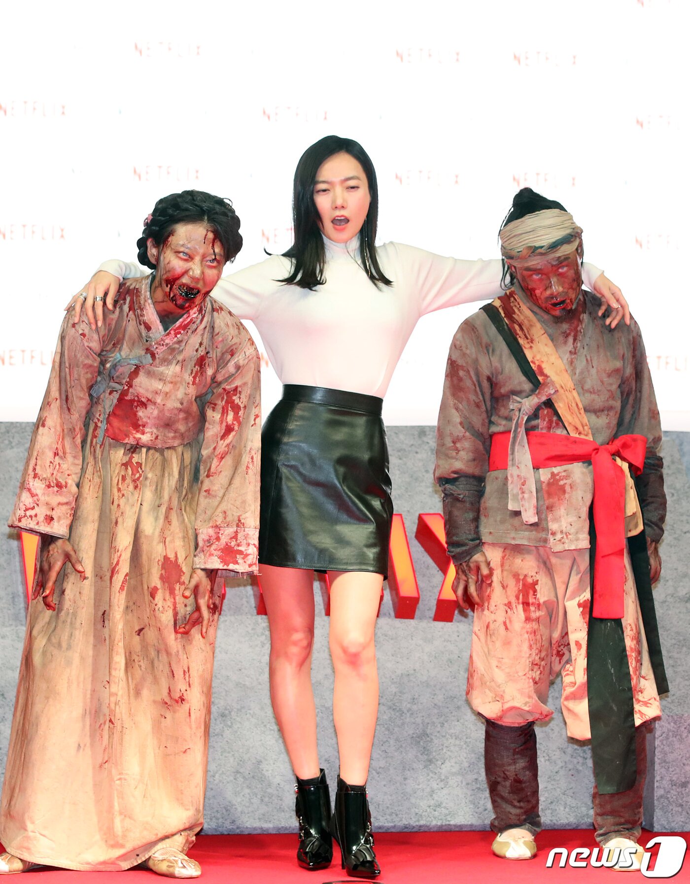 본문 이미지 - 배우 배두나가 21일 오후 서울 잠실 롯데월드몰에 열린 넷플릭스 오리지널 시리즈 ‘킹덤’ 레드카펫 행사에 참석해 존비들과 포즈를 취하고 있다. ‘킹덤’은 죽었던 왕이 되살아나자 반역자로 몰린 왕세자가 향한 조선의 끝에서 굶주림 끝에 괴물이 되어버린 이들의 비밀을 파헤치며 시작되는 미스터리 스릴러다. 2019.1.21/뉴스1 ⓒ News1 권현진 기자