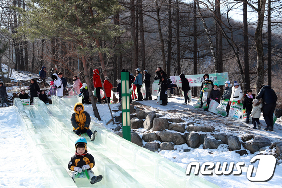 태백산눈축제 눈‧얼음 미끄럼틀 © News1 
