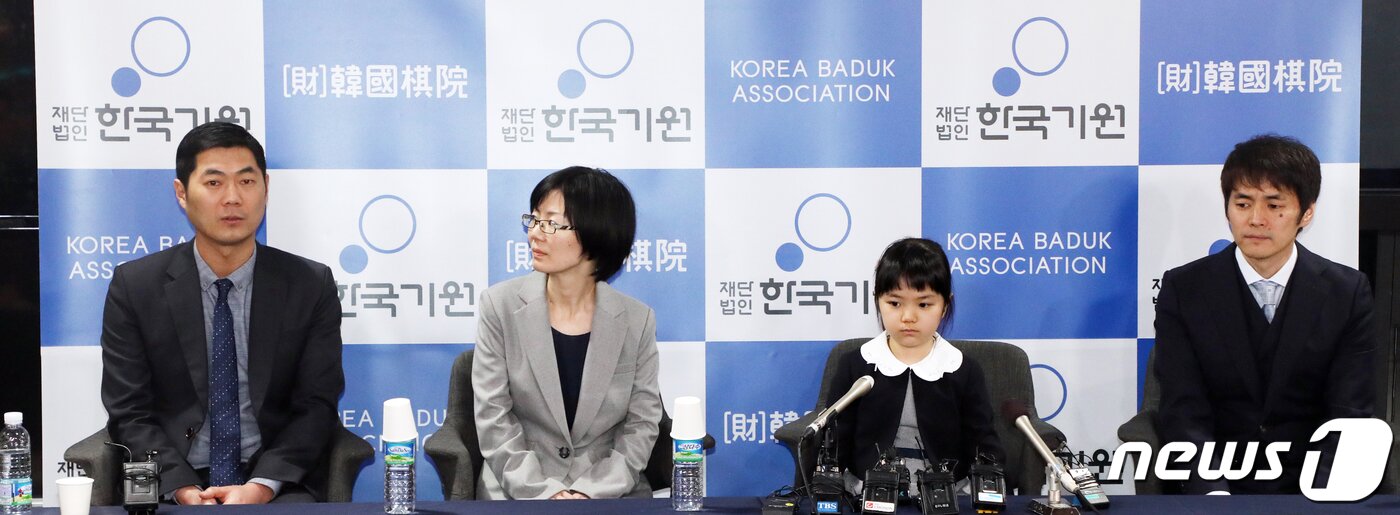 본문 이미지 - 일본 바둑 프로기사 나카무라 스미레 초단이 22일 오전 서울 성동구 한국기원에서 기자회견을 하고 있다.  왼쪽부터 한종진 9단, 어머니 미유키, 스미레 초단, 아버지 신야. 2019.1.22/뉴스1 ⓒ News1 황기선 기자
