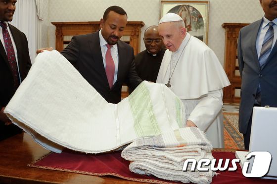 [사진] 에티오피아 총리 선물받는 프란치스코 교황
