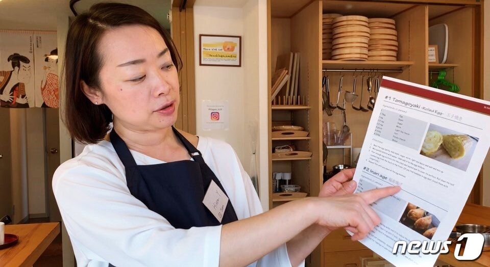 본문 이미지 - 스시 쿠킹 클래스를 담당한 일본인 강사ⓒ 뉴스1 