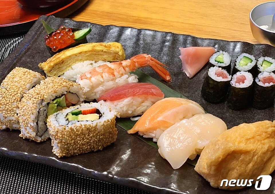 본문 이미지 - 3시간 만에 완성한 7가지 종류의 초밥과 말이ⓒ 뉴스1 