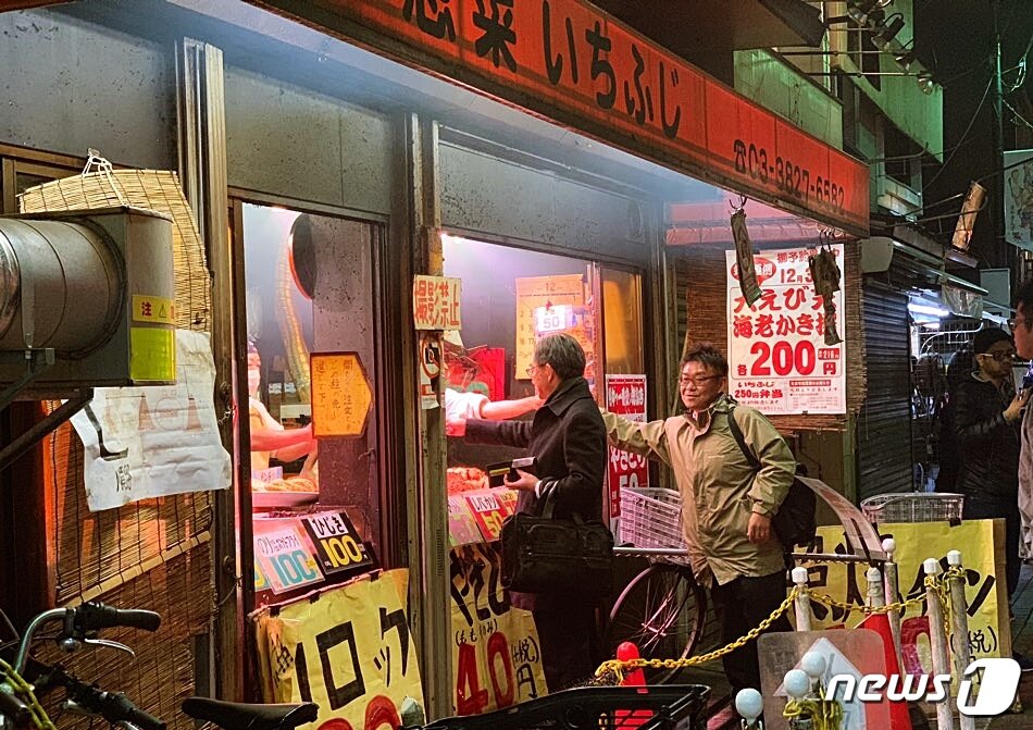 본문 이미지 - 꼬치구이를 구매하는 현지 사람들의 모습ⓒ 뉴스1