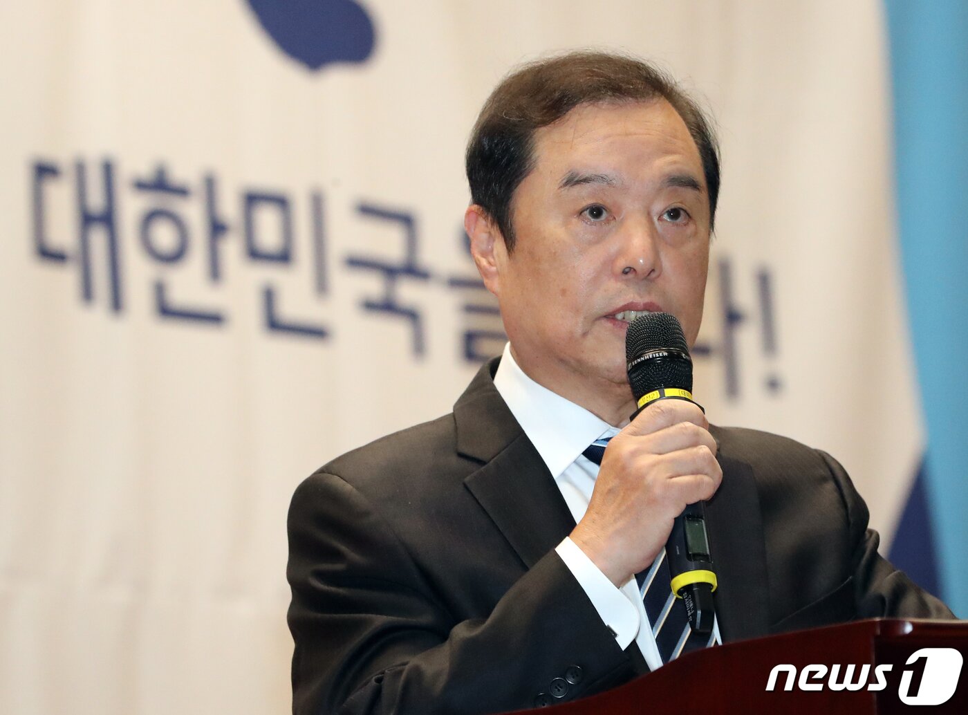 본문 이미지 - 김병준 자유한국당 비상대책위원장이 지난 23일 서울 여의도 국회 의원회관에서 열린 제12회 대학생 리더십 아카데미에 참석해 축사를 하고 있다. 김 위원장은 조만간 비대위원장직을 사퇴한 뒤 당 대표 선거에 도전할 것으로 알려졌다.2019.1.23/뉴스1 ⓒ News1 이종덕 기자