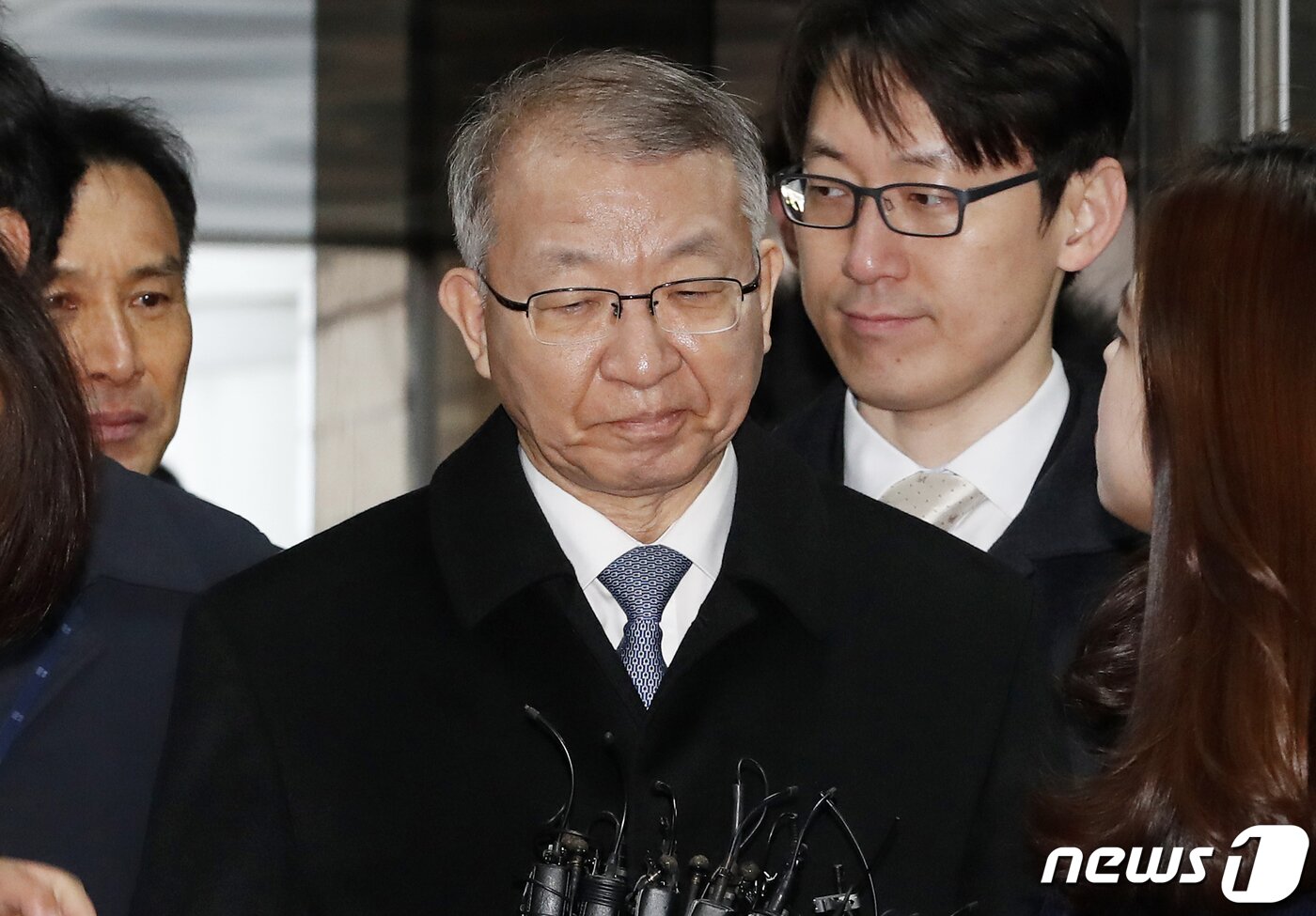 본문 이미지 - 사법농단 의혹 정점으로 지목된 양승태 전 대법원장이 서울 서초구 서울중앙지방법원에서 열리는 구속 전 피의자심문(영장실질심사)에 출석하고 있다. 양 전 대법원장은 일제 강제징용 피해자 소송, 전교조 법외노조 통보처분 행정소송, 원세훈 전 국가정보원장 댓글 사건 재판, 옛 통합진보당 지방·국회의원 지위확인 행정소송 등 재판에 개입한 혐의를 받는다. 2019.1.23/뉴스1 ⓒ News1 이승배 기자