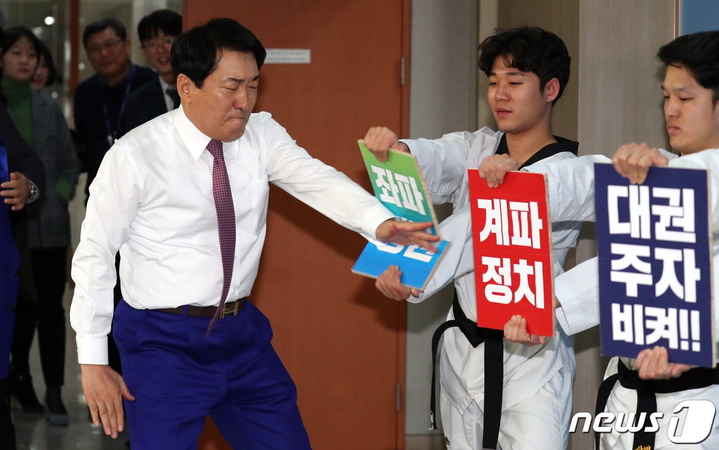 본문 이미지 - 안상수 자유한국당 의원이 지난 23일 서울 여의도 국회 정론관에서 당대표 출마 선언 기자회견에 앞서 태권도 퍼포먼스를 하고 있다.  ⓒ News1 김명섭 기자