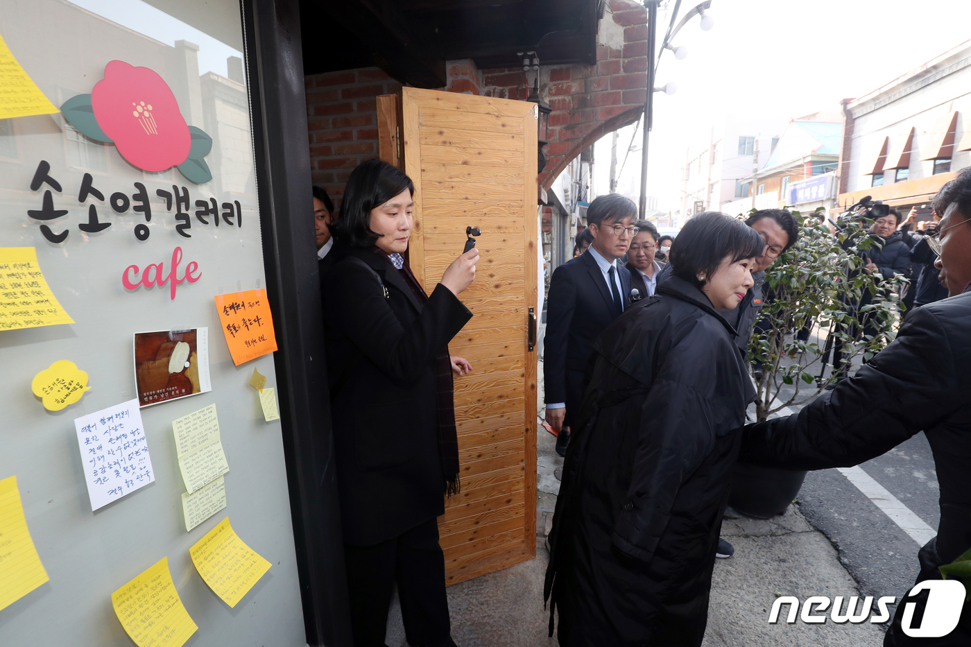 (목포=뉴스1) 황희규 기자 = 목포 근대역사문화공간 내 부동산 투기 의혹을 받는 무소속 손혜원 의원이 23일 오후 목포 대의동에 위치한 조카가 운영 중인 '손소영 갤러리 카페' …